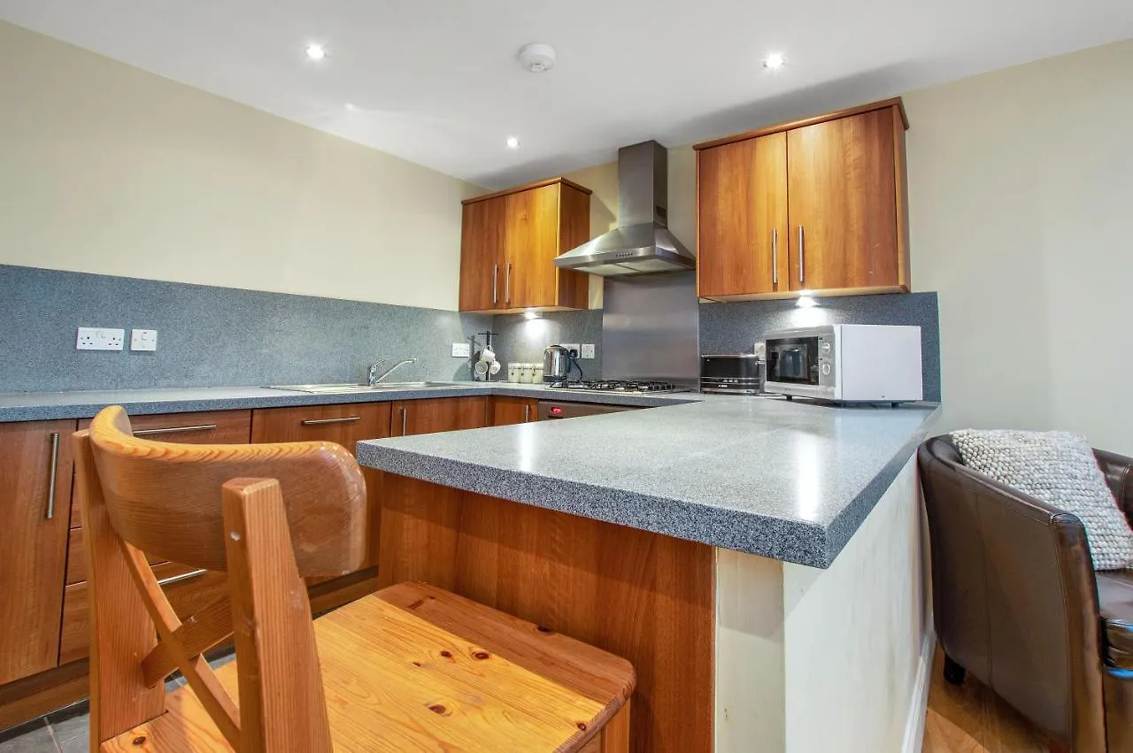 Stylish & Modern 2 Bedroom Ground Floor Apartment Close To City Centre In Stunning Converted Church - Near Haymarket Train Station - Sleeps Up To 5 Guests Edinburgh Großbritannien