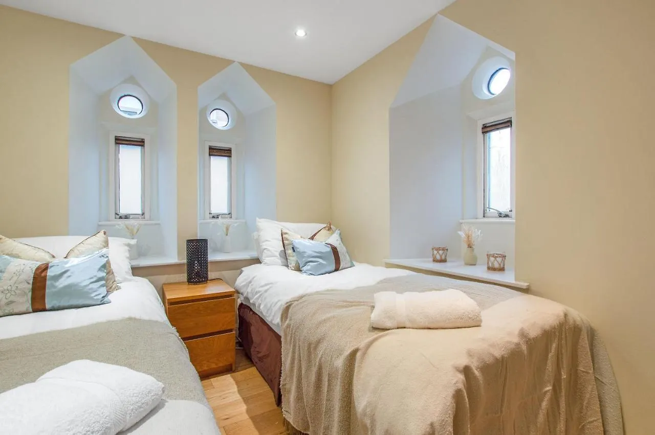 Stylish & Modern 2 Bedroom Ground Floor Apartment Close To City Centre In Stunning Converted Church - Near Haymarket Train Station - Sleeps Up To 5 Guests Edinburgh 0*,  Großbritannien