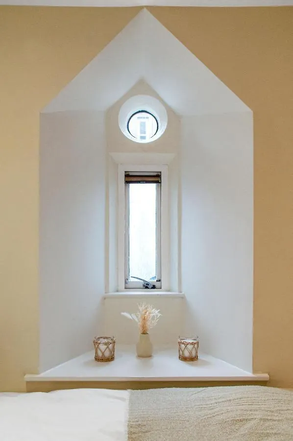 Stylish & Modern 2 Bedroom Ground Floor Apartment Close To City Centre In Stunning Converted Church - Near Haymarket Train Station - Sleeps Up To 5 Guests Edinburgh Großbritannien