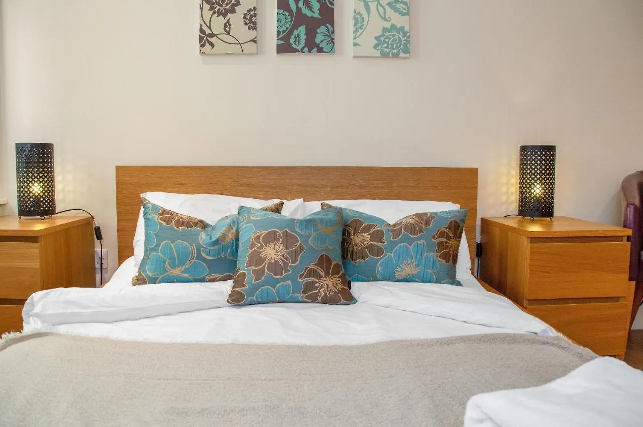 Stylish & Modern 2 Bedroom Ground Floor Apartment Close To City Centre In Stunning Converted Church - Near Haymarket Train Station - Sleeps Up To 5 Guests Edinburgh Großbritannien