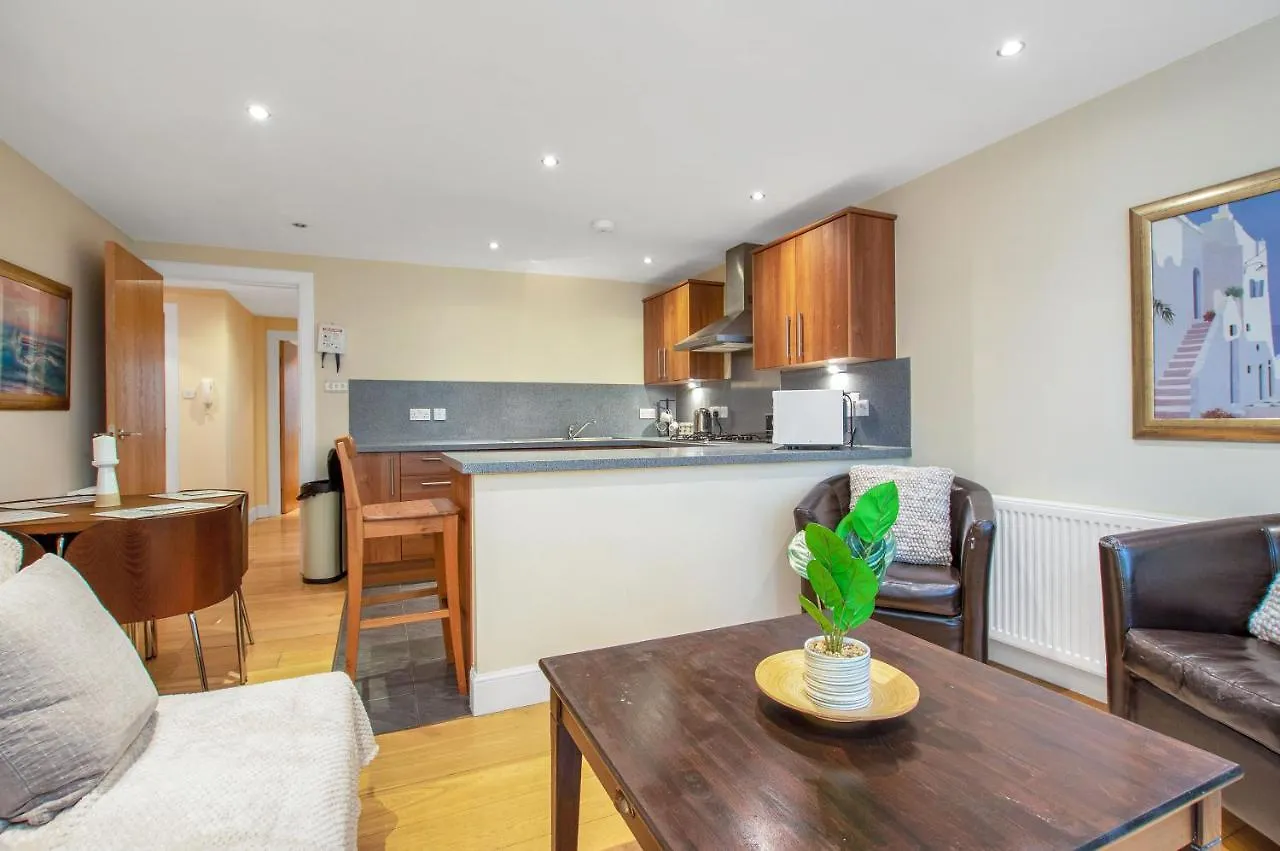 Stylish & Modern 2 Bedroom Ground Floor Apartment Close To City Centre In Stunning Converted Church - Near Haymarket Train Station - Sleeps Up To 5 Guests Edinburgh Großbritannien