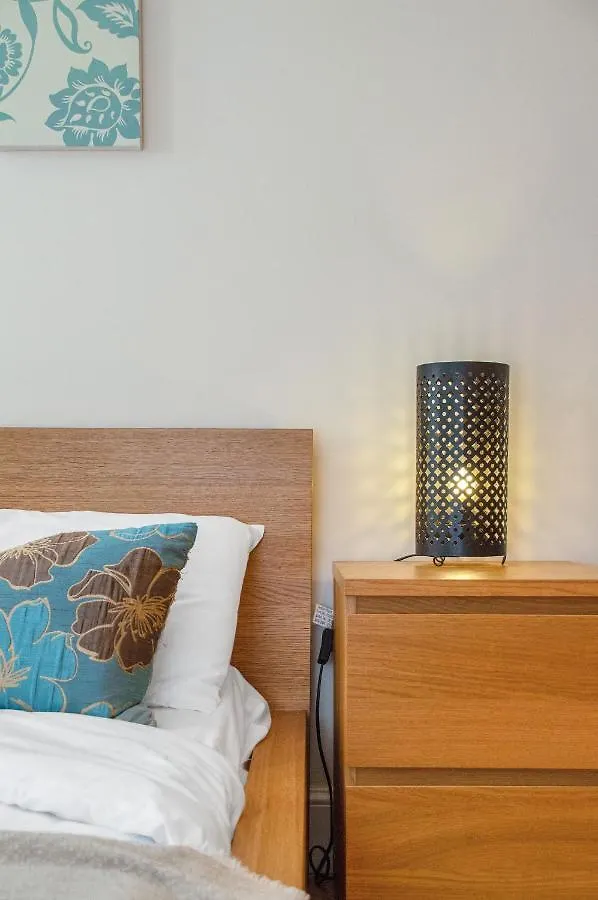 Stylish & Modern 2 Bedroom Ground Floor Apartment Close To City Centre In Stunning Converted Church - Near Haymarket Train Station - Sleeps Up To 5 Guests Edinburgh Großbritannien