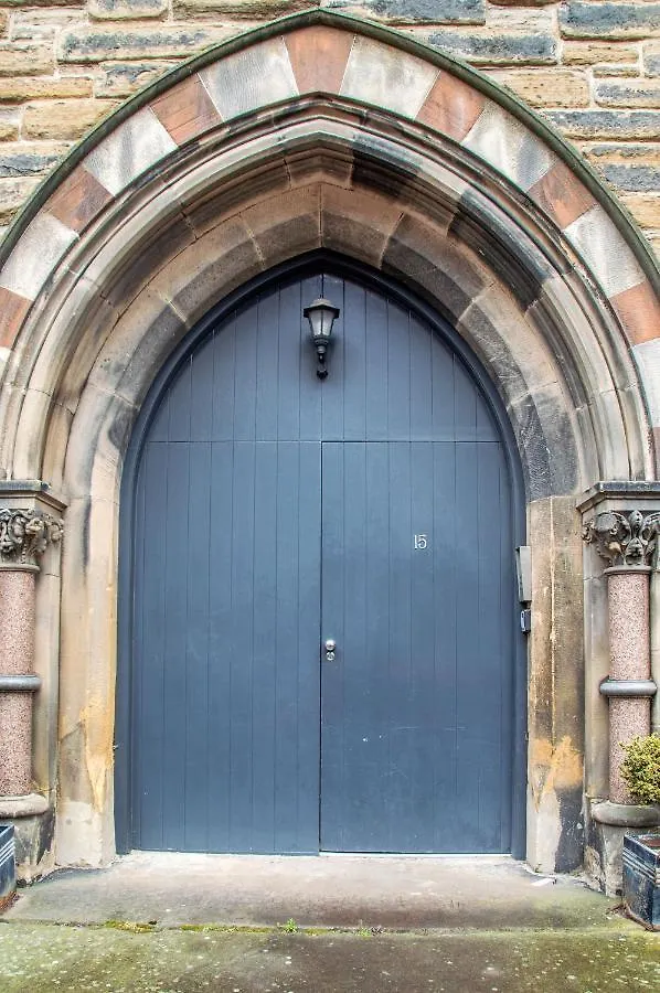 Stylish & Modern 2 Bedroom Ground Floor Apartment Close To City Centre In Stunning Converted Church - Near Haymarket Train Station - Sleeps Up To 5 Guests Edinburgh Großbritannien