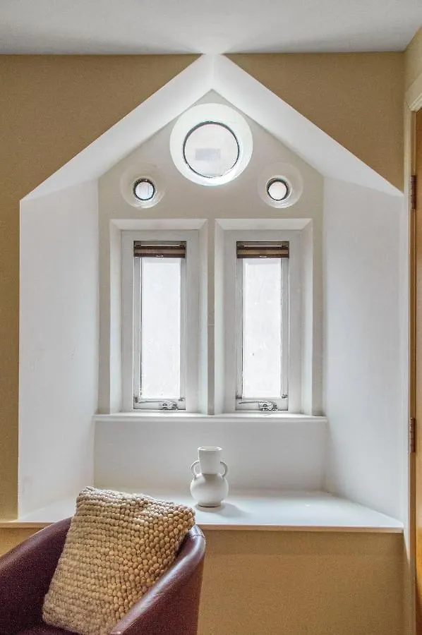 Stylish & Modern 2 Bedroom Ground Floor Apartment Close To City Centre In Stunning Converted Church - Near Haymarket Train Station - Sleeps Up To 5 Guests Edinburgh