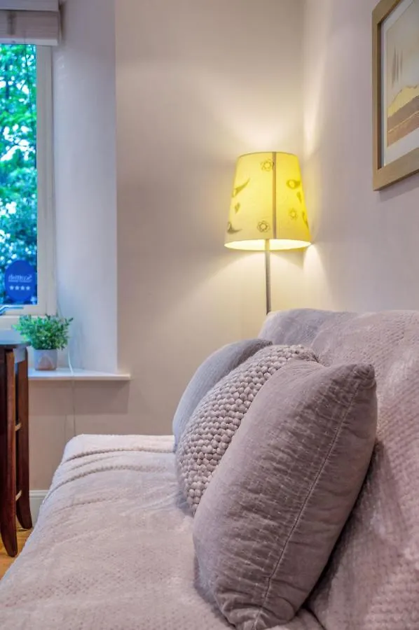 Stylish & Modern 2 Bedroom Ground Floor Apartment Close To City Centre In Stunning Converted Church - Near Haymarket Train Station - Sleeps Up To 5 Guests Edinburgh 0*,  Großbritannien